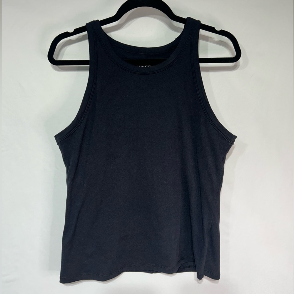 RW&CO woman’s high crew neck, tank top with built in bra. New condition. Large.